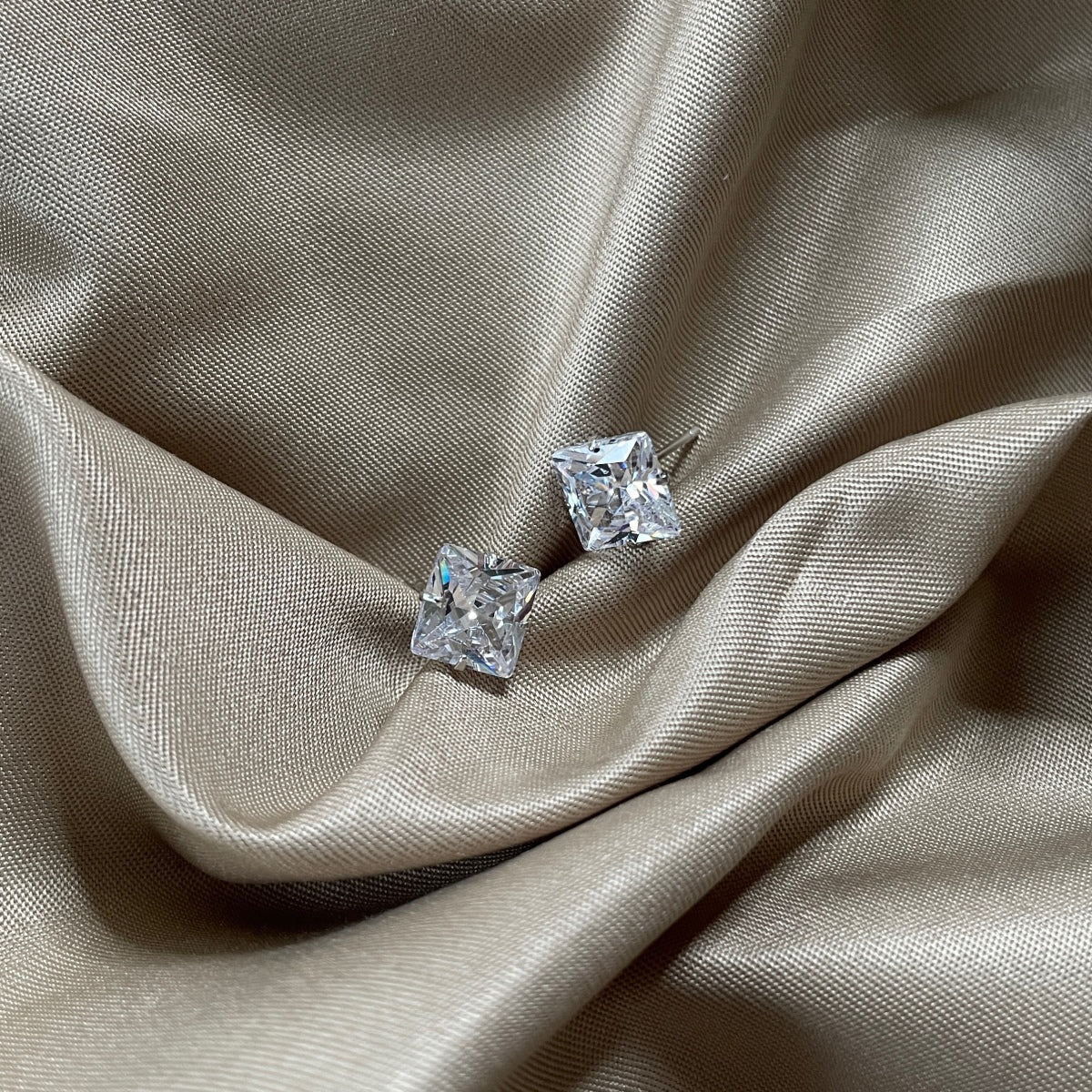 [XXX]Stylish Shiny Square Center Stone Stud Earrings