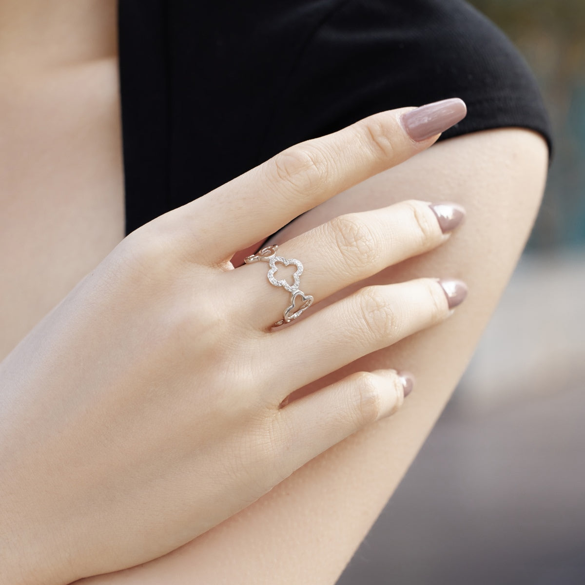 [XXX] Anillo con forma de flor de trébol de cuatro hojas con diseño hueco