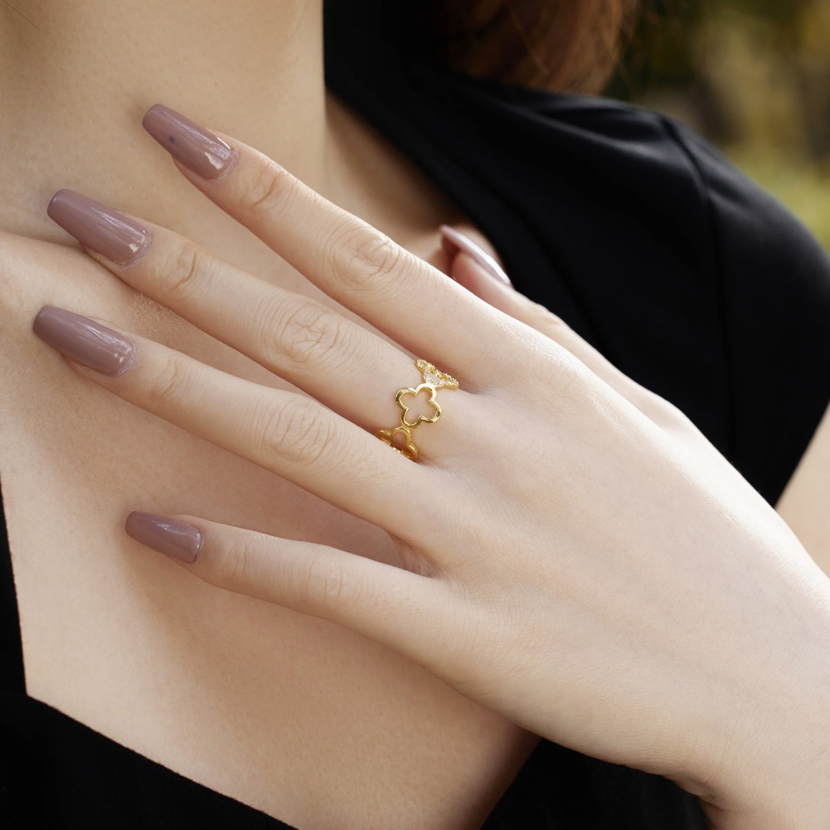 [XXX] Anillo con forma de flor de trébol de cuatro hojas con diseño hueco