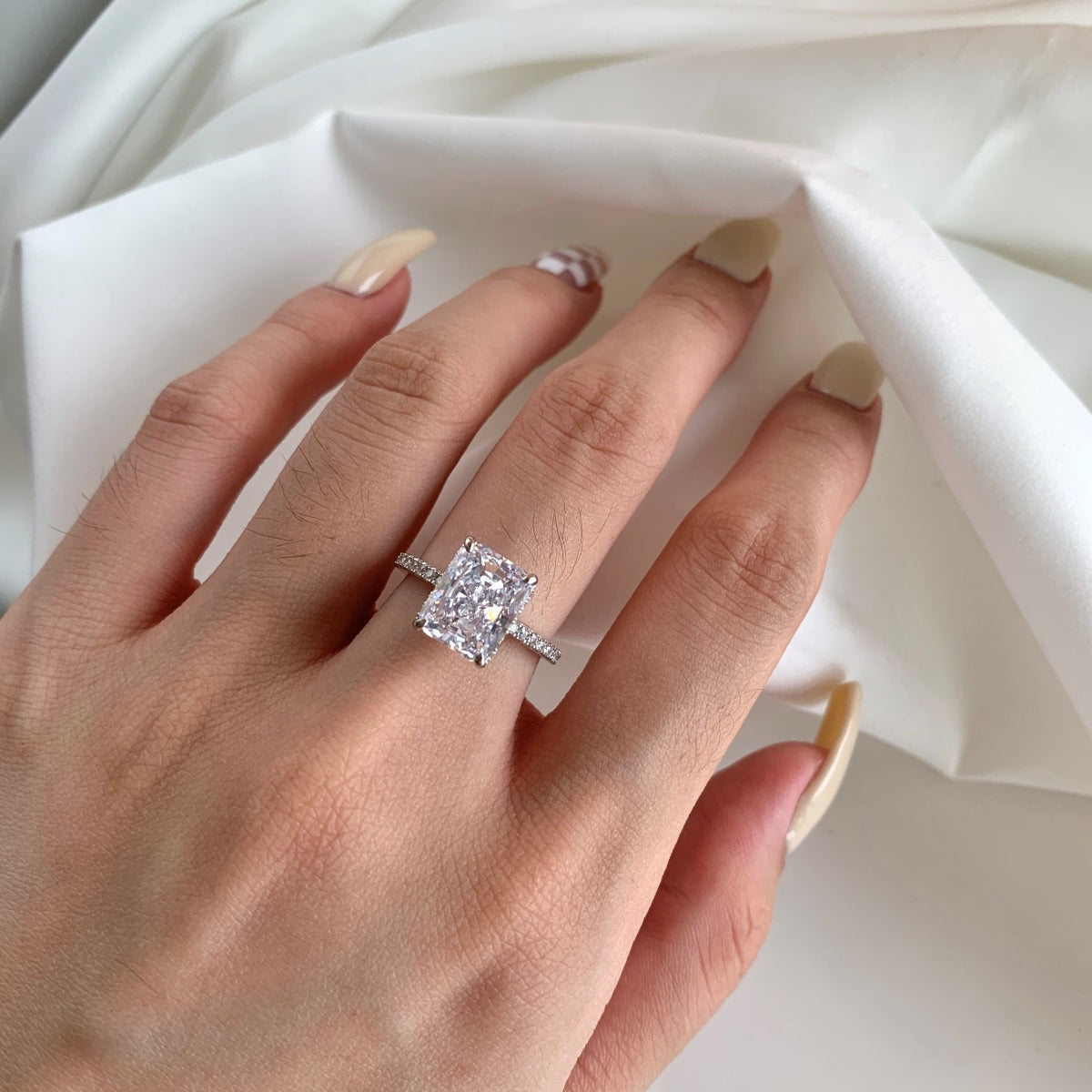 [XXX]4.0 Carat Luxurious Engagement Ring