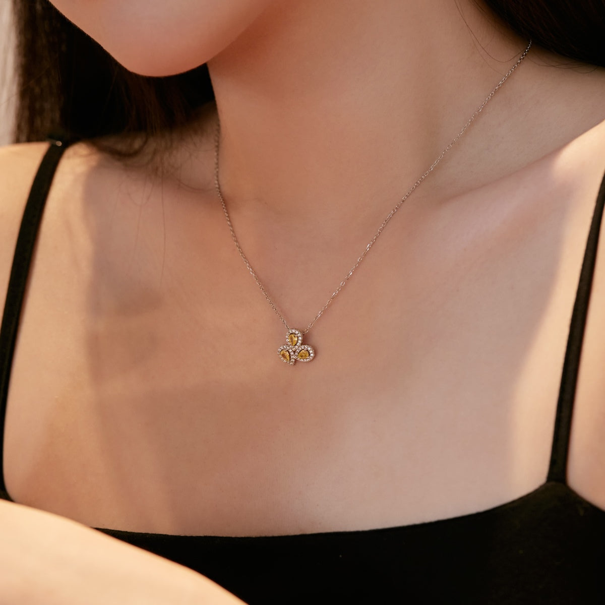 [XXX]Elegant Flower Shape Pear Cut Necklace