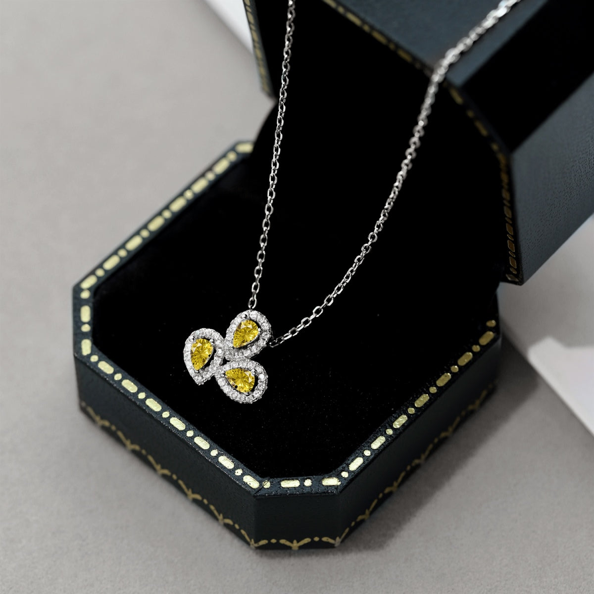 [XXX]Elegant Flower Shape Pear Cut Necklace