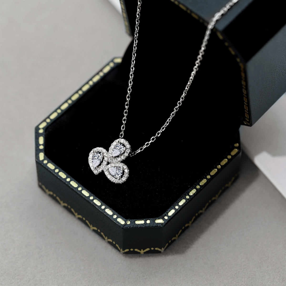 [XXX]Elegant Flower Shape Pear Cut Necklace