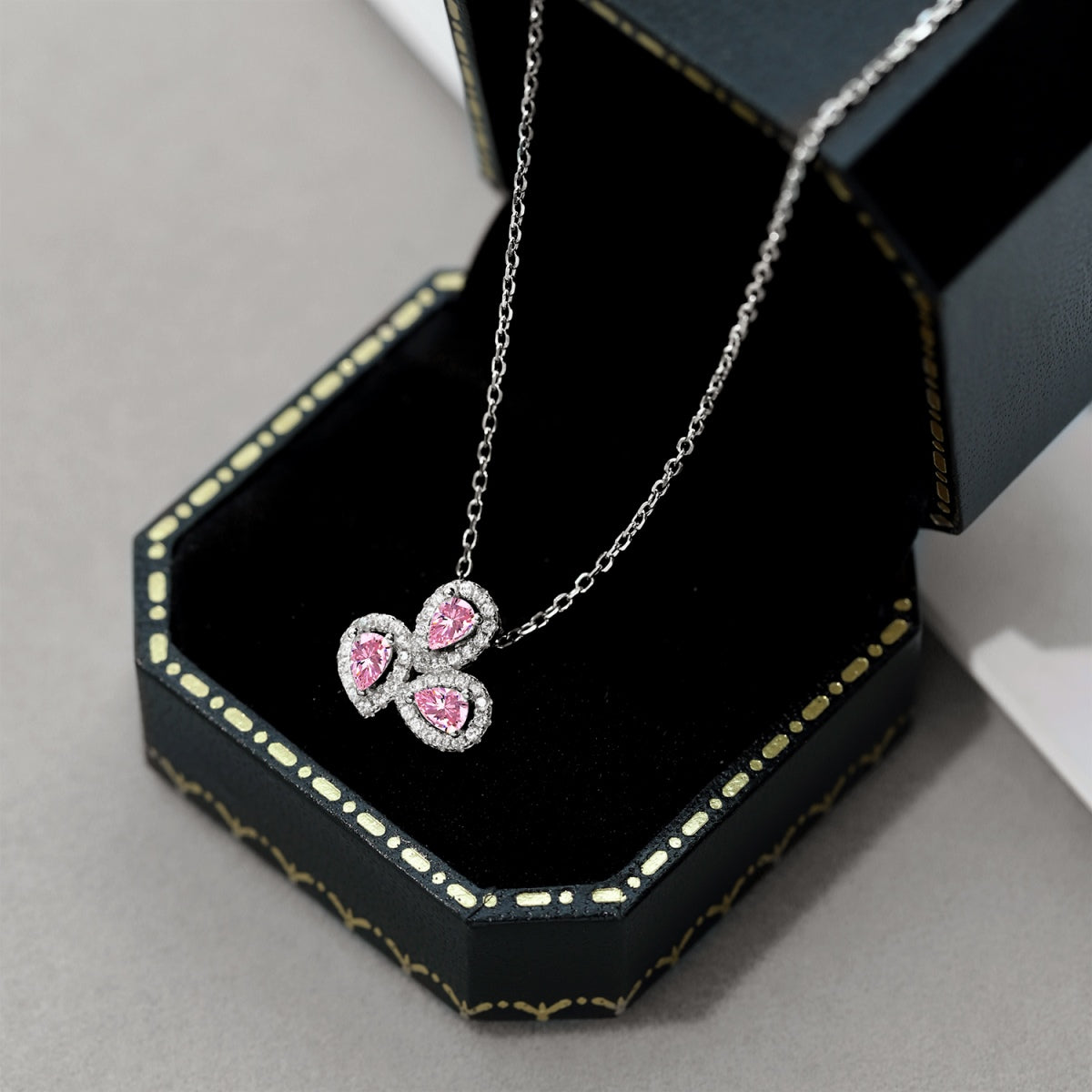 [XXX]Elegant Flower Shape Pear Cut Necklace