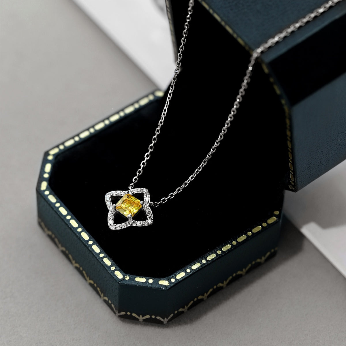 [XXX]Exquisite Flower Shape Princess Cut Necklace