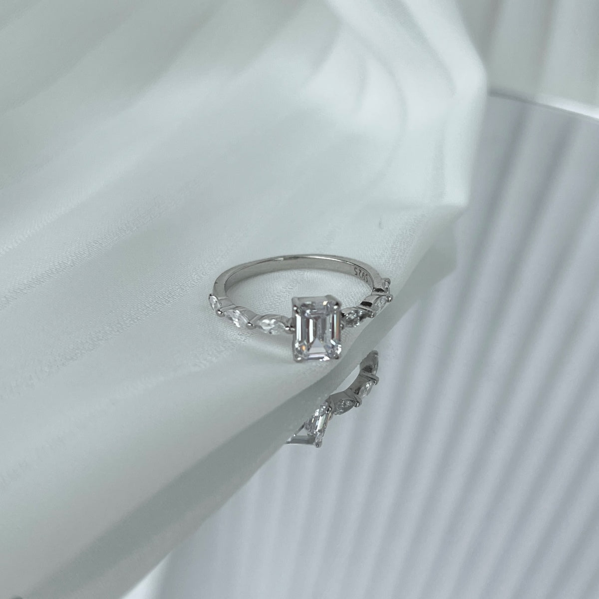 [XXX]1.0 Carat Dainty Resplendent Radiant Cut Daily Ring