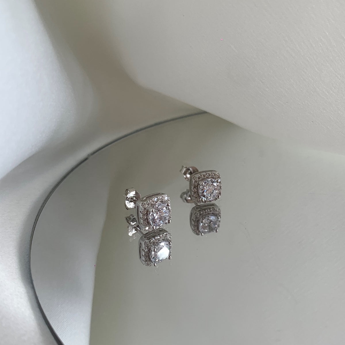 [XXX]Classic Round Center Stone Stud Earrings