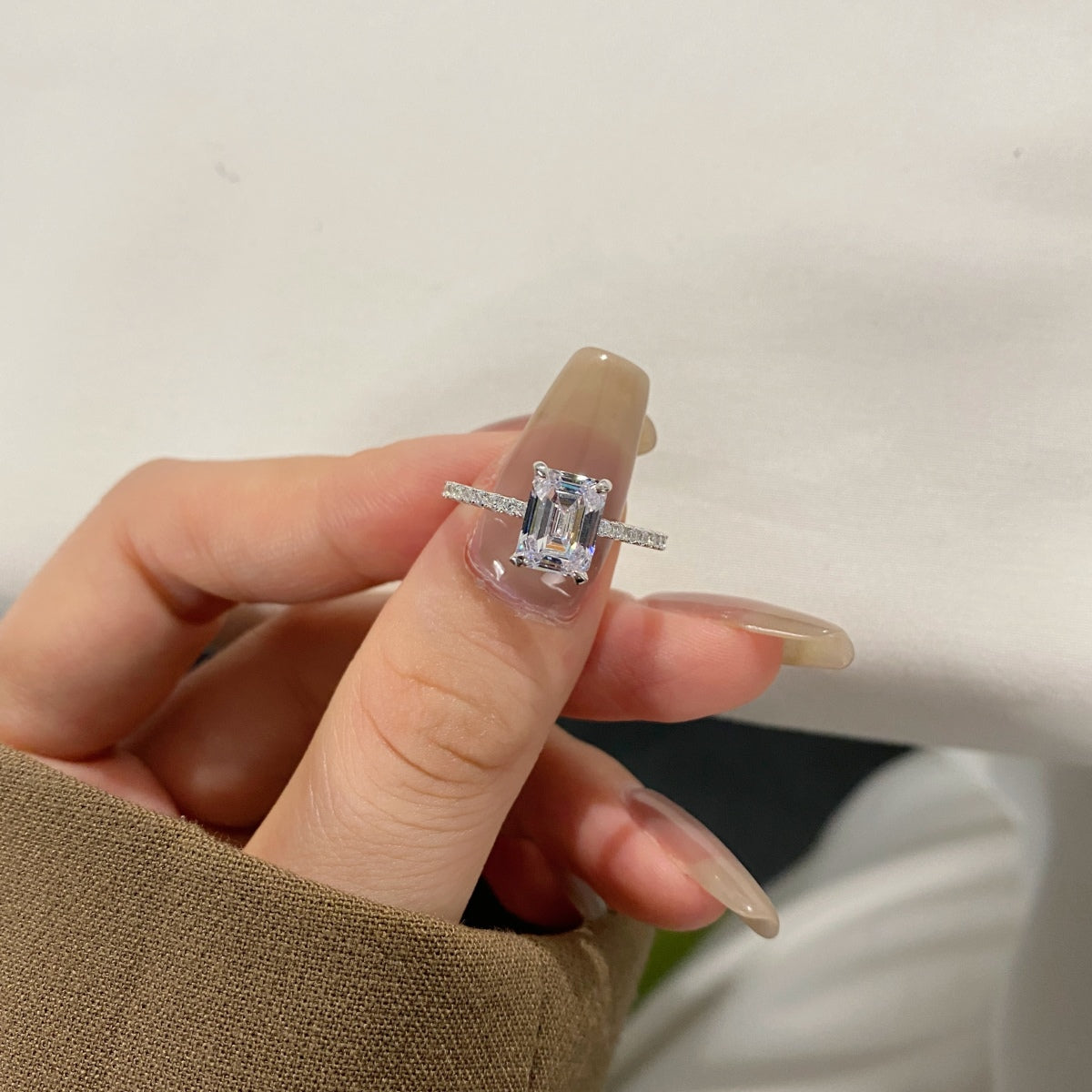 [XXX]2.0 Carat Scintillating Ornate Radiant Cut Party Ring