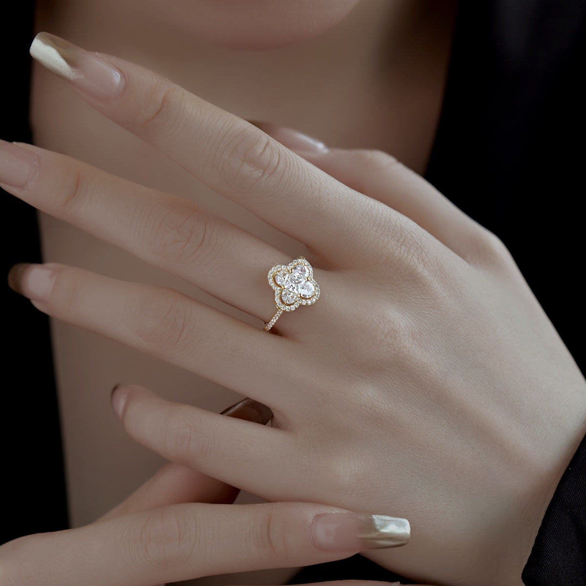 [XXX] Lujoso anillo de banquete con forma de flor de eternidad