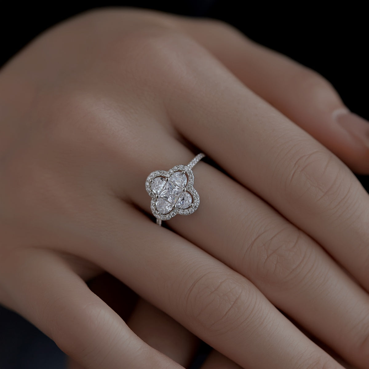 [XXX]Luxurious Eternity Flower Shape Banquet Ring