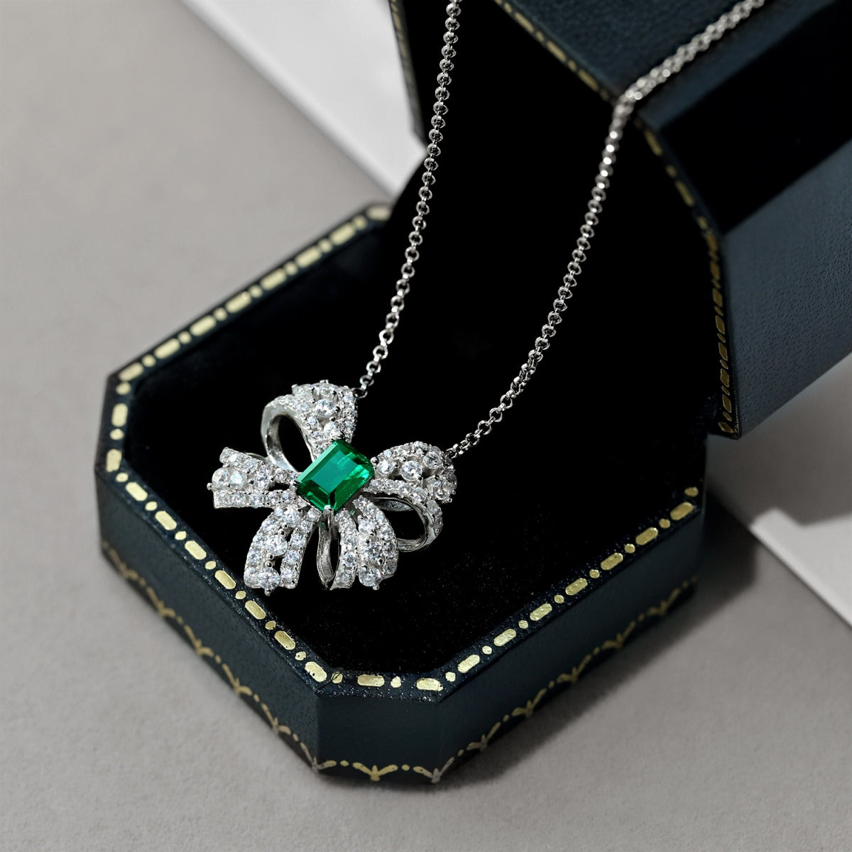 [XXX]Luxurious Flower Shape Emerald Cut Necklace