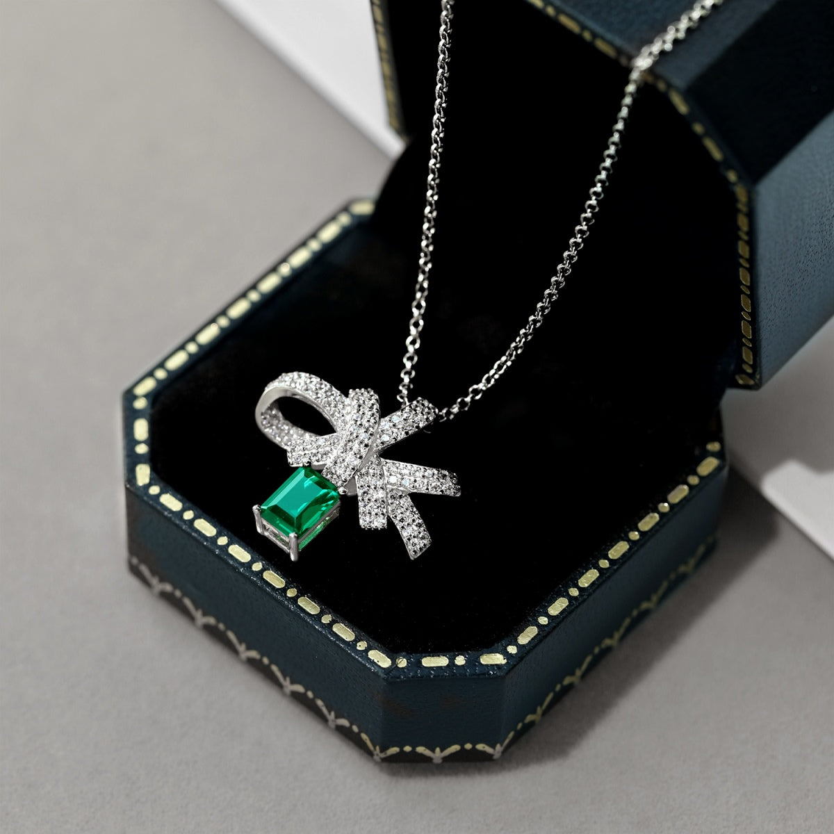 [XXX]Luxurious Flower Shape Emerald Cut Necklace