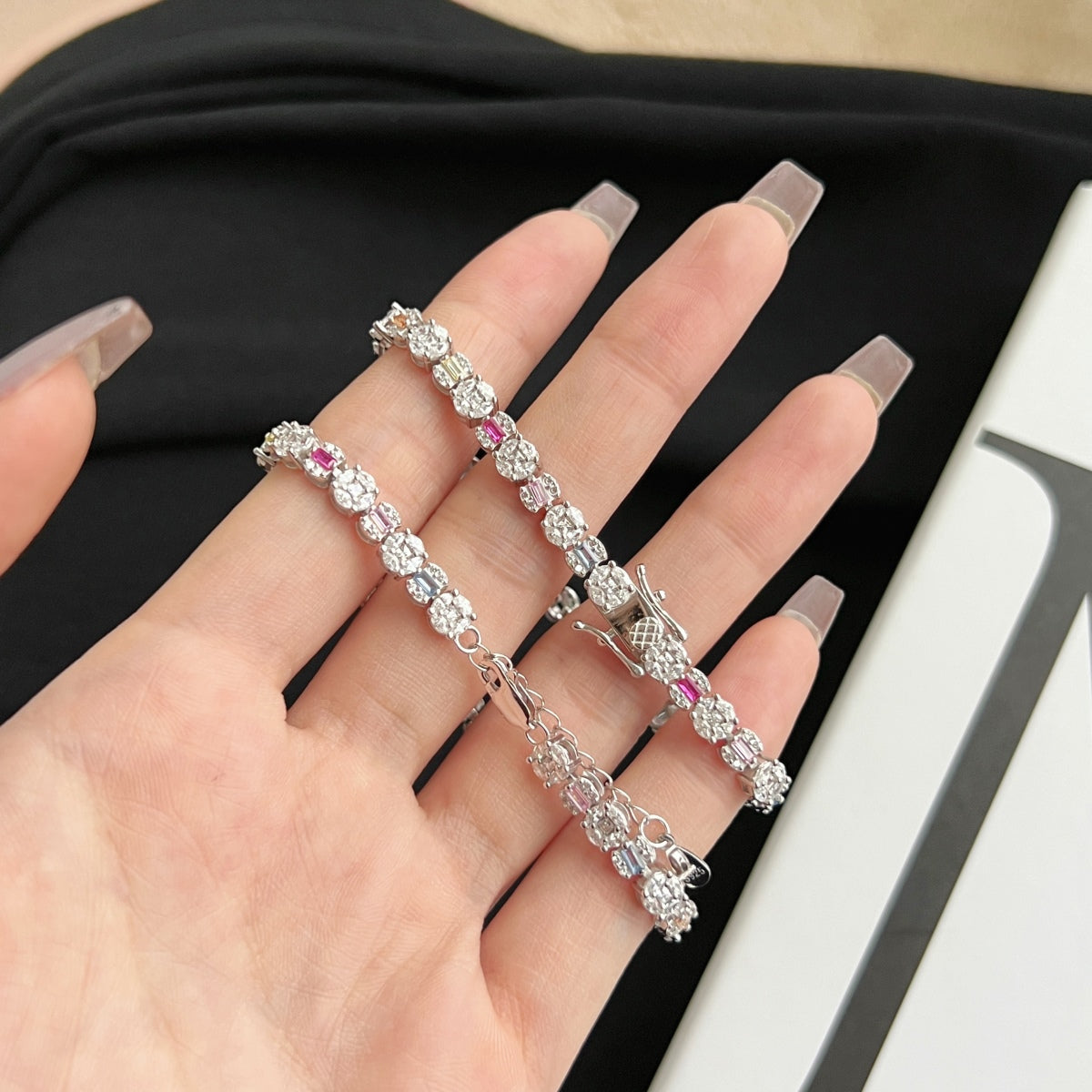 [XXX] Pulsera de múltiples cortes radiante y deslumbrante para uso diario