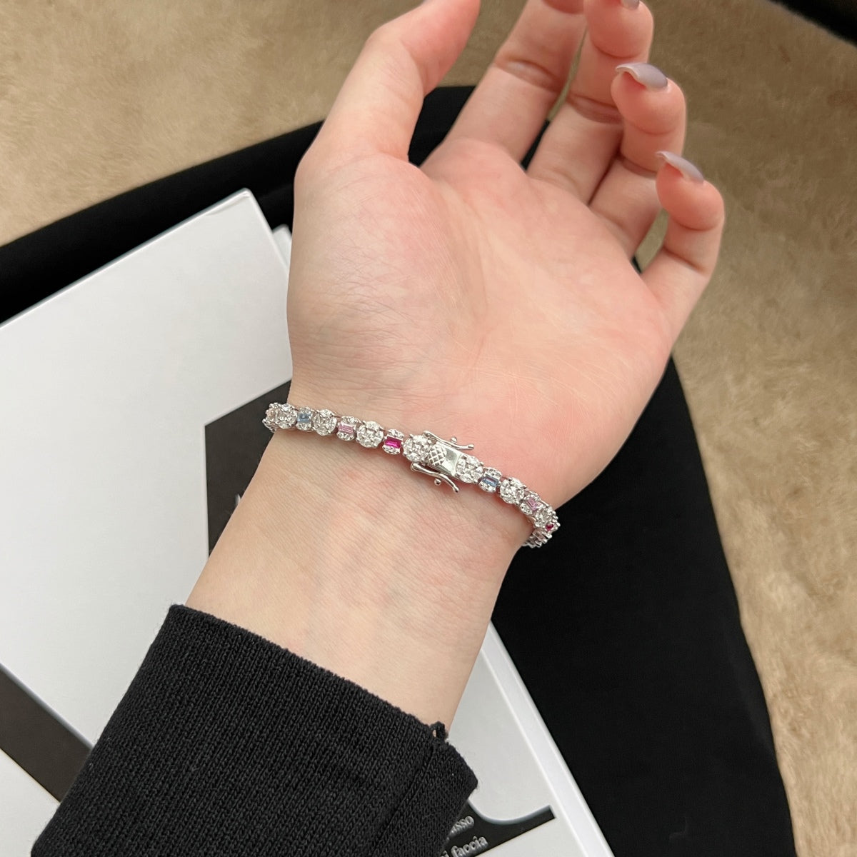 [XXX] Pulsera de múltiples cortes radiante y deslumbrante para uso diario